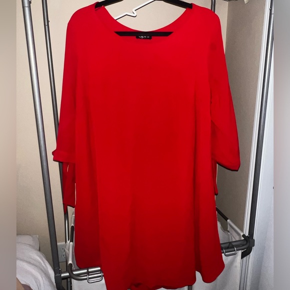 Flowy red dress that is a bit above the knees - Picture 2 of 3